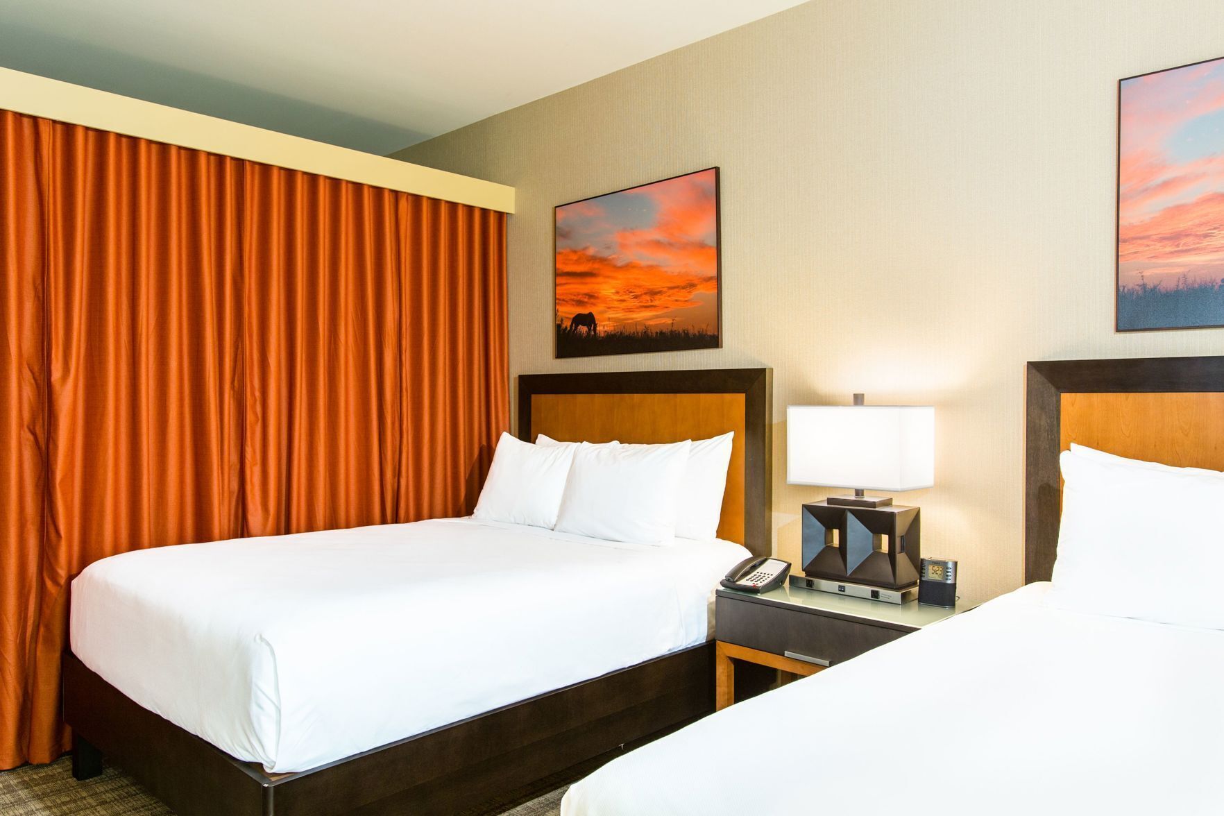 1 habitación, caja de seguridad en la habitación y escritorio 