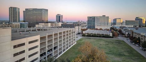 Un aparcamiento de varios pisos junto a un edificio con un letrero que dice "Liberty Hotel".