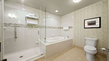 Combined shower/bathtub, free toiletries, towels