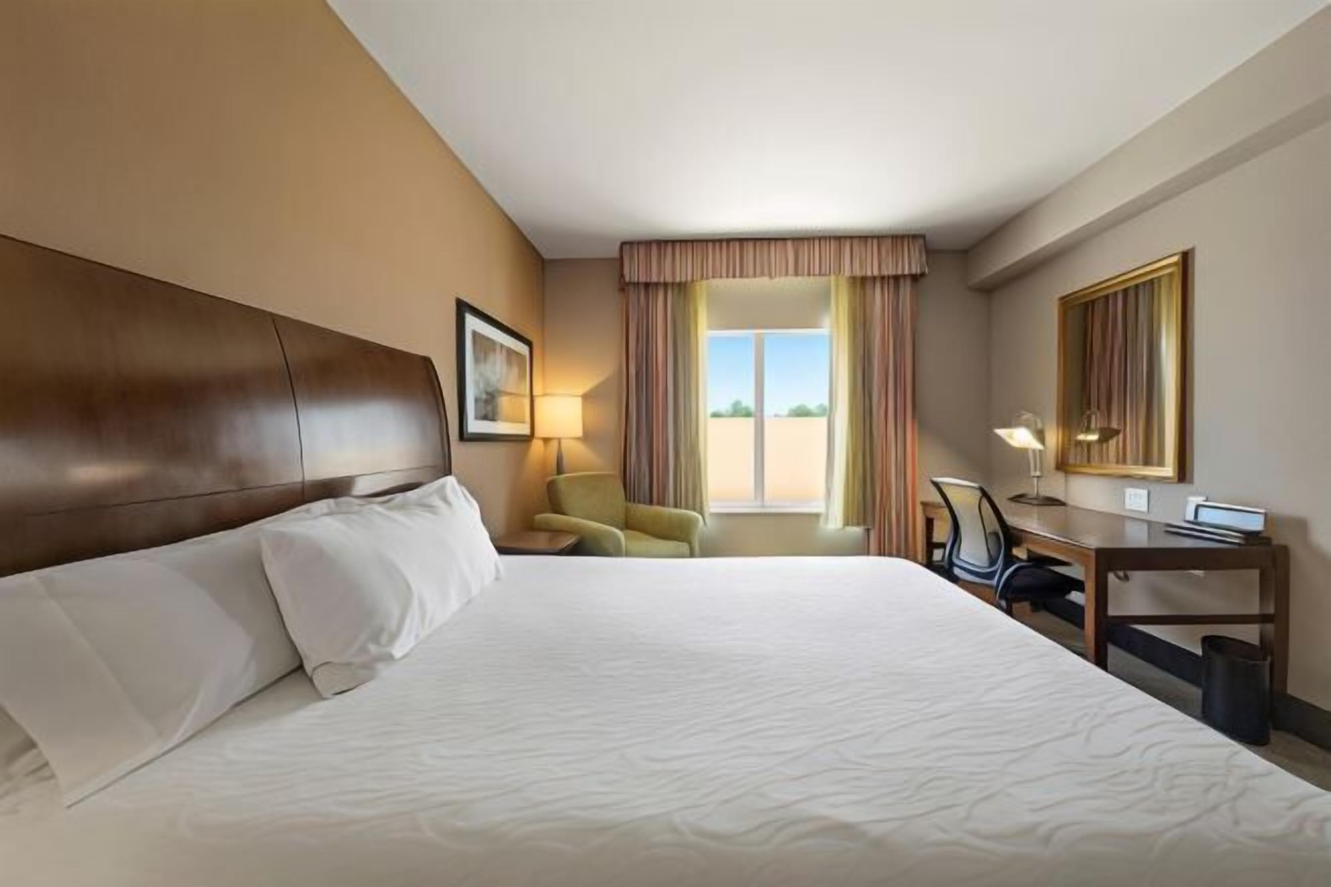 Escritorio, cortinas blackout, wifi gratis y ropa de cama 