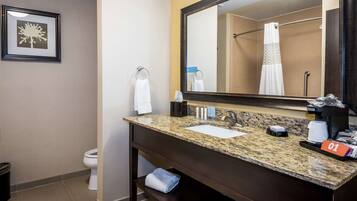 Phòng, 1 giường cỡ king, phù hợp cho người khuyết tật, không hút thuốc | Phòng tắm | Vòi sen/bồn tắm kết hợp, đồ dùng nhà tắm miễn phí, khăn tắm