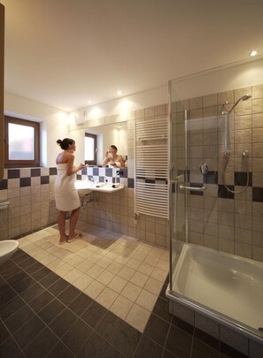 Shower, hair dryer, slippers, bidet - Hotel Dolomiten (Monguelfo)