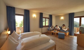 Habitación doble superior | Ropa de cama de alta calidad, caja fuerte, escritorio