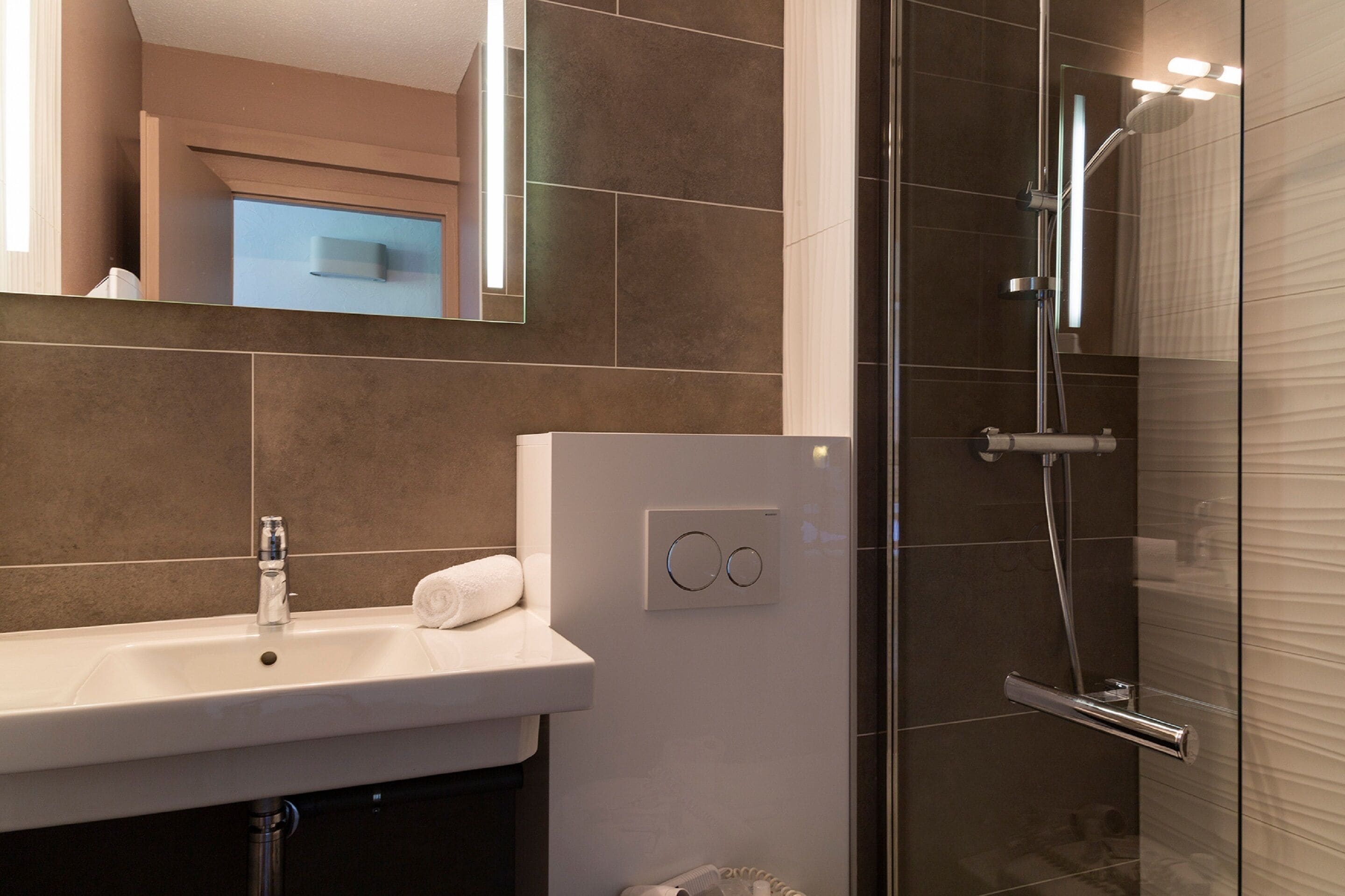 standard double room | bathroom | free toiletries, hair dryer, towels