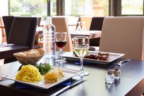 Déjeuner et dîner servis sur place