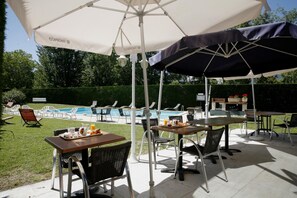 Lunch and dinner served  - The Originals City, Hôtel Le Sextant (Labege)