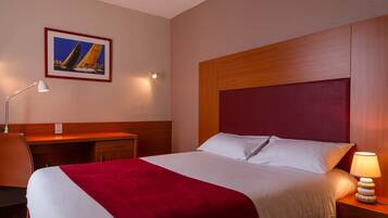 Chambre Double Standard | Bureau, chambres insonorisées, fer et planche à repasser