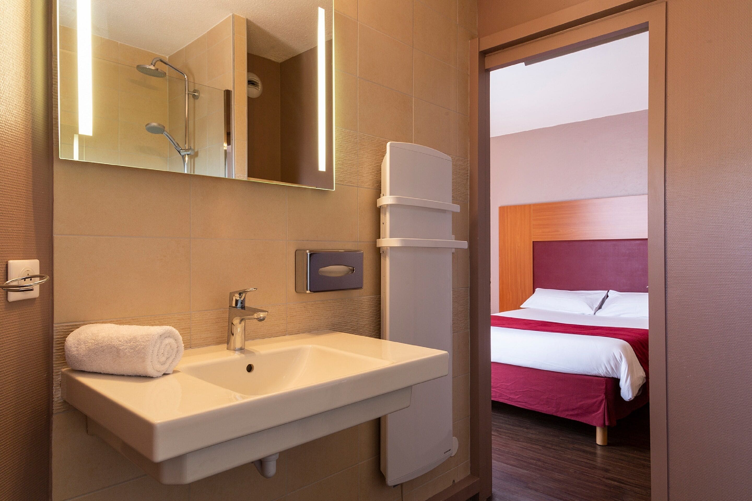 standard double room | bathroom | free toiletries, hair dryer, towels