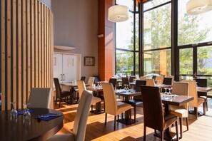 供应午餐和晚餐,法国菜