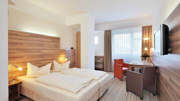 Deluxe-Doppelzimmer, Balkon | Hochwertige Bettwaren, individuell dekoriert, Schreibtisch