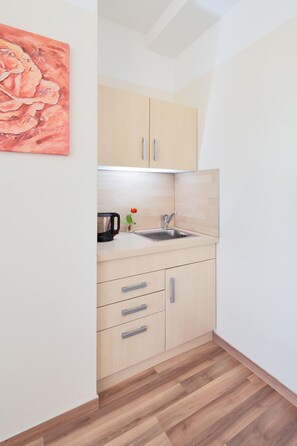 Phòng đơn tiện nghi đơn giản, ban công | Khu vực ăn uống tại phòng