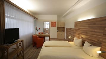 Comfort-Doppelzimmer | Hochwertige Bettwaren, individuell dekoriert, Schreibtisch