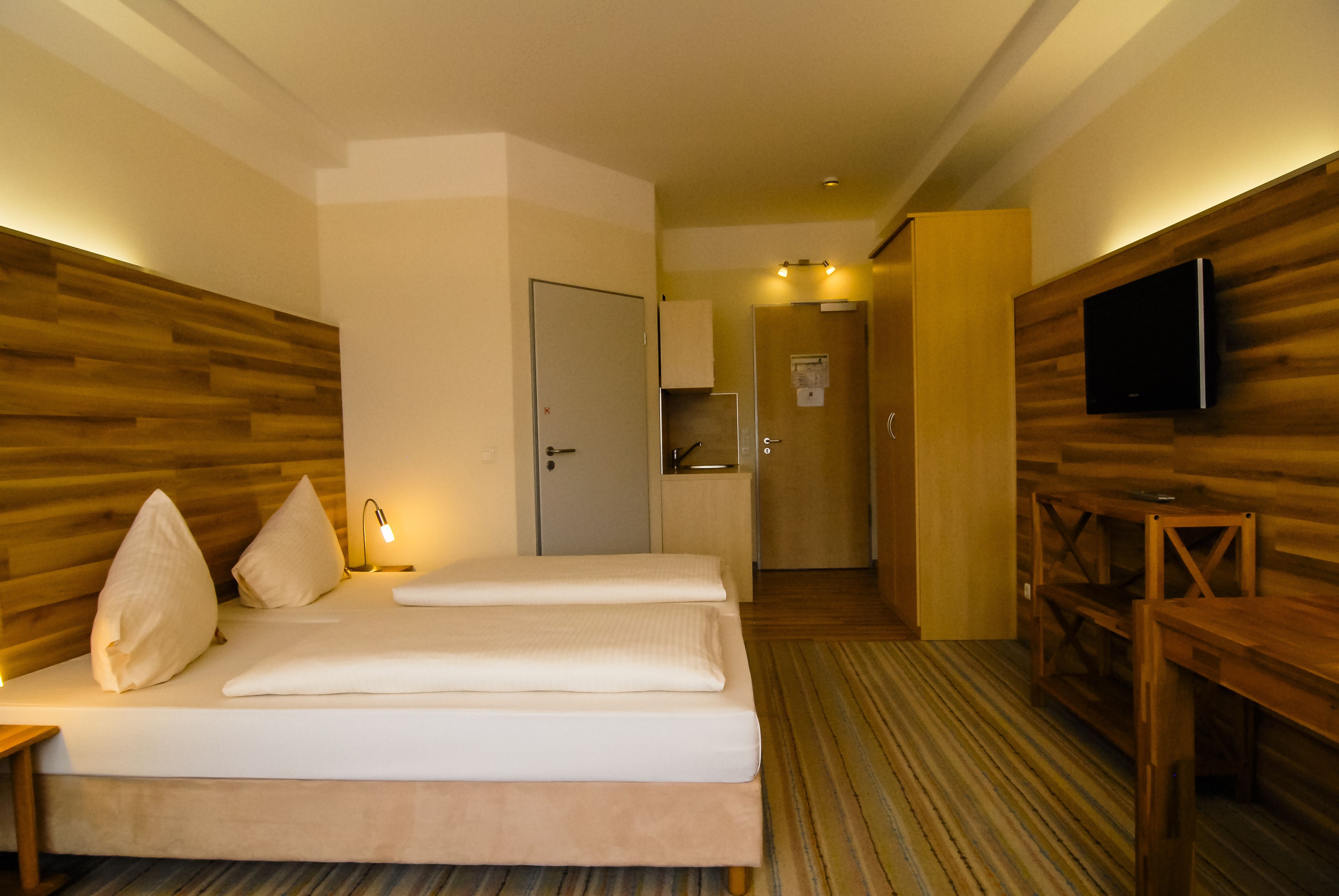 Business tweepersoonskamer | Luxe beddengoed, individueel gedecoreerd, een bureau