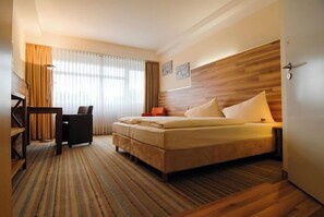 Business Double Room | Peralatan tempat tidur premium, dihias secara berasingan, meja