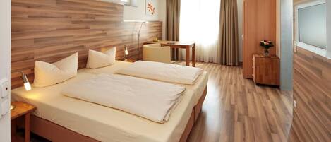 Habitación empresarial doble (Plus) | Ropa de cama hipoalergénica, decoración personalizada y escritorio