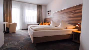 Comfort-Doppelzimmer | Allergikerbettwaren, individuell dekoriert, Schreibtisch