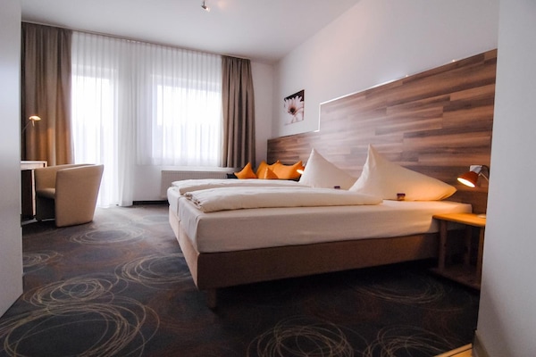 Habitación doble Confort | Ropa de cama hipoalergénica, decoración personalizada y escritorio