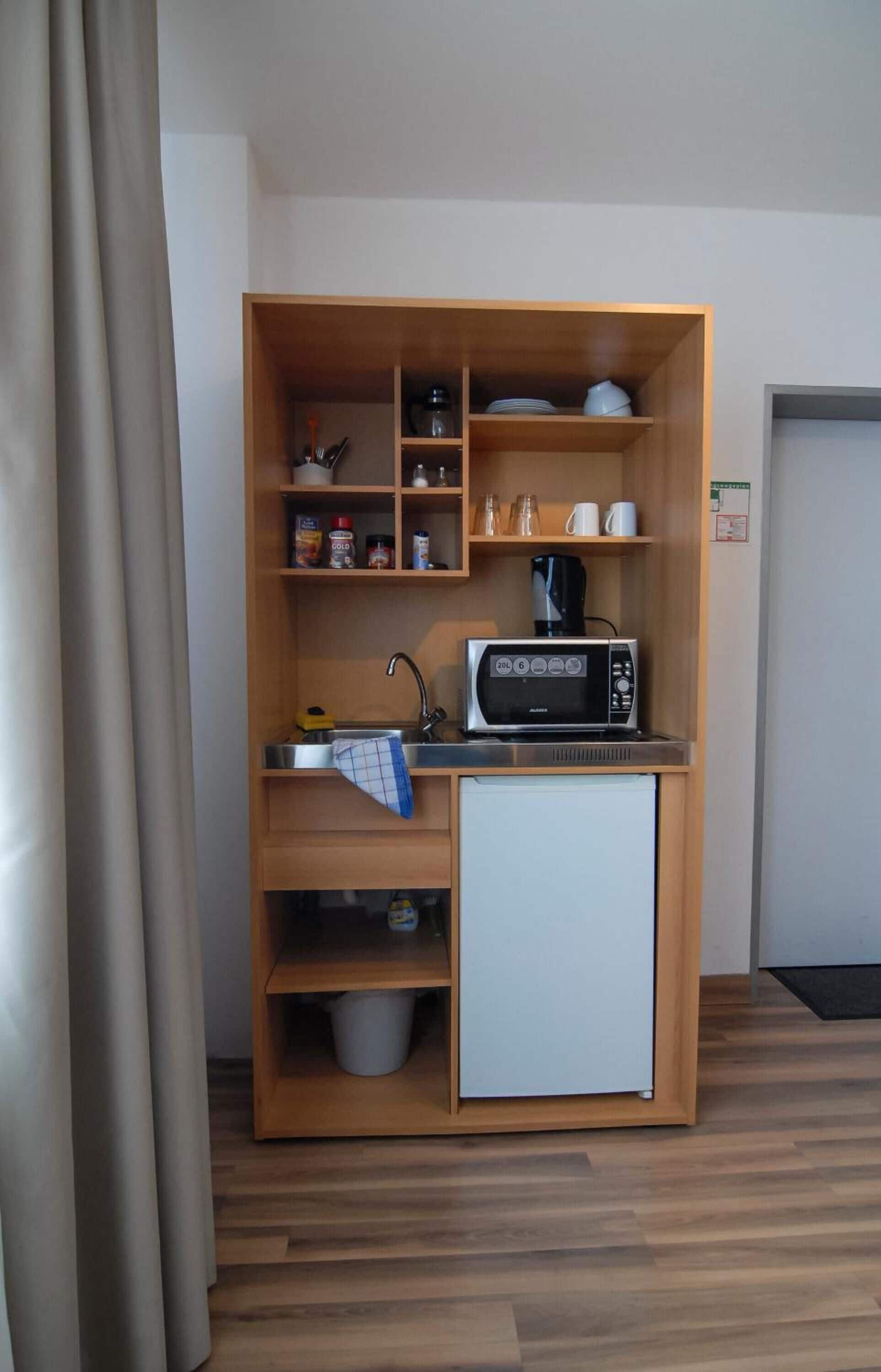Kühlschrank, Mikrowelle, Wasserkocher mit Kaffee-/Teezubehör