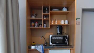 Kühlschrank, Mikrowelle, Wasserkocher mit Kaffee-/Teezubehör
