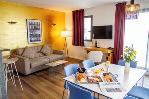 Nhà Duplex, 2 phòng ngủ | Khu phòng khách | TV LCD 90-cm có truyền hình vệ tinh, TV 