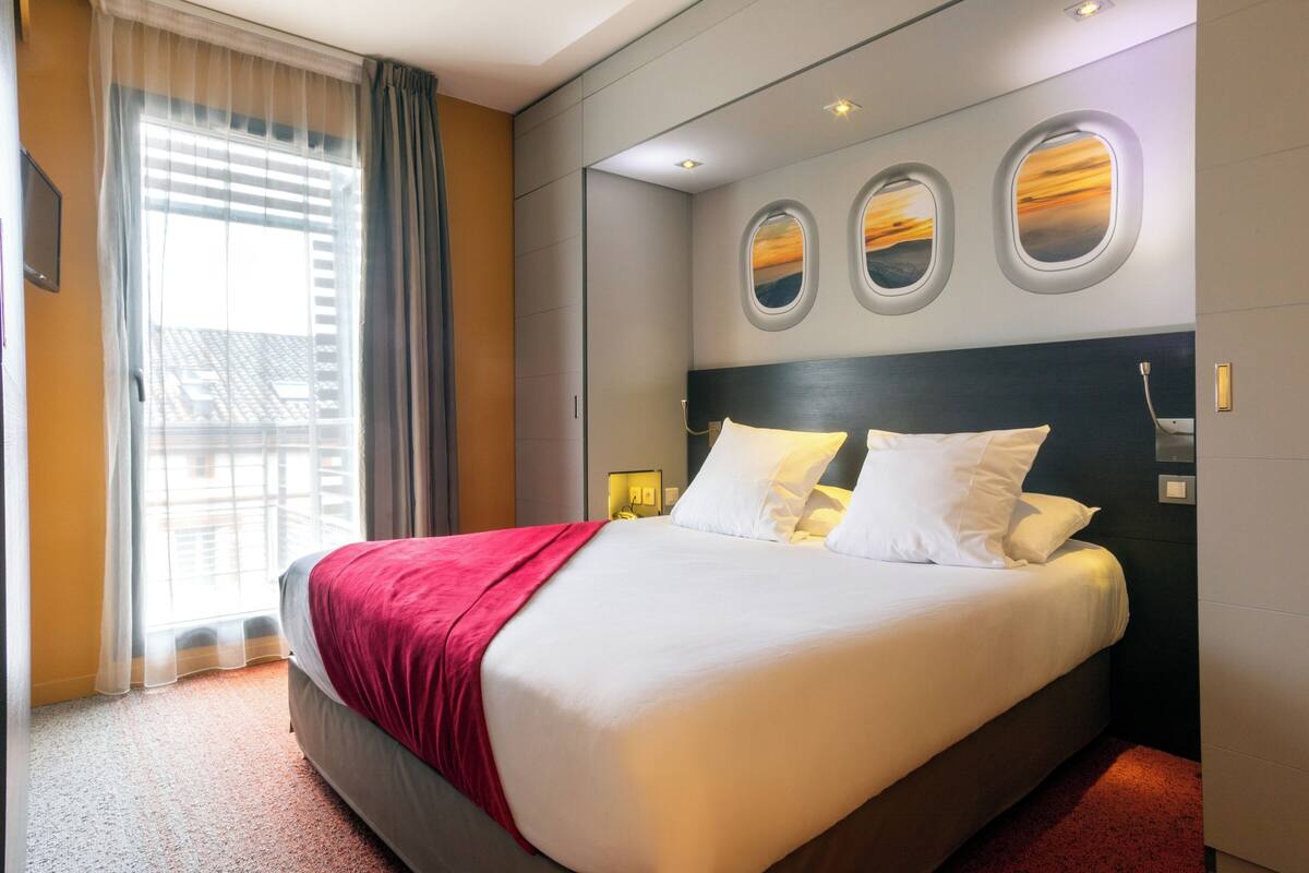 ONE BEDROOM APARTMENT | Premium bedding, in-room safe, desk, laptop workspace