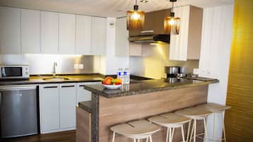 Apartment T3 Duplex | Private kitchen | Fridge, microwave, stovetop, dishwasher