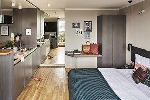 Bold Double Studio with Balcony | 低過敏寢具、書桌、筆電工作空間、遮光布/窗簾
