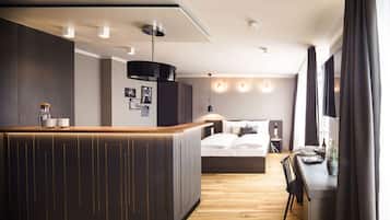 Bold Rooftop Studio with Balkony | Ropa de cama hipoalergénica y escritorio