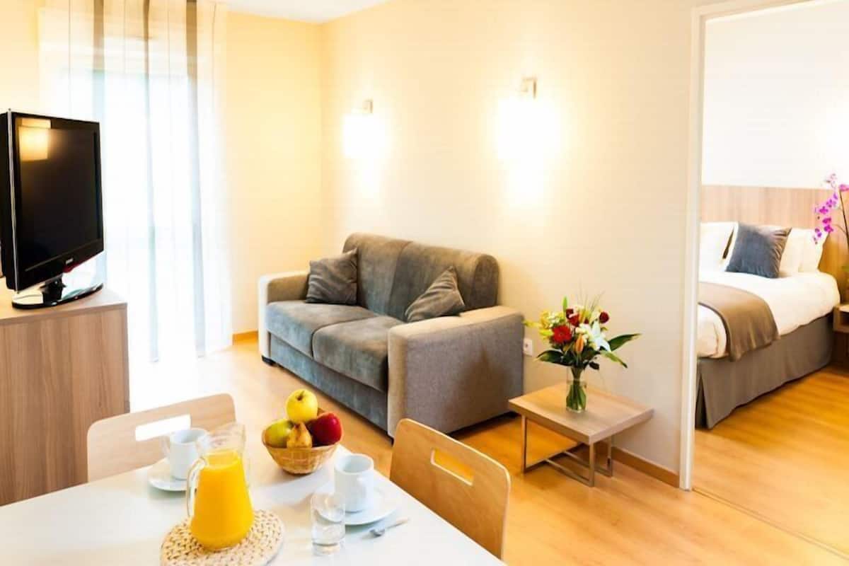 Muebles diferentes, insonorización y tabla de planchar con plancha