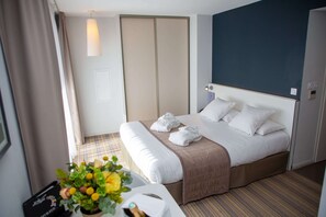 Studio | In-room safe, individually furnished, desk, blackout drapes