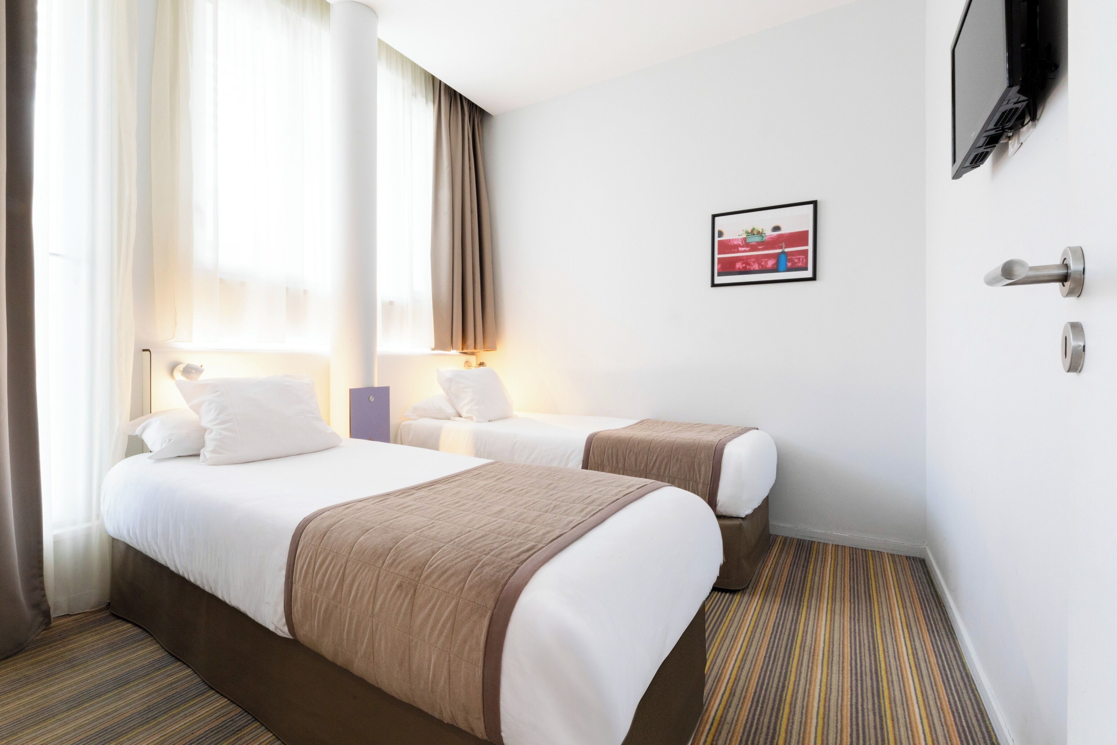 Departamento (Twin beds) | Caja de seguridad en la habitación, muebles diferentes y escritorio 