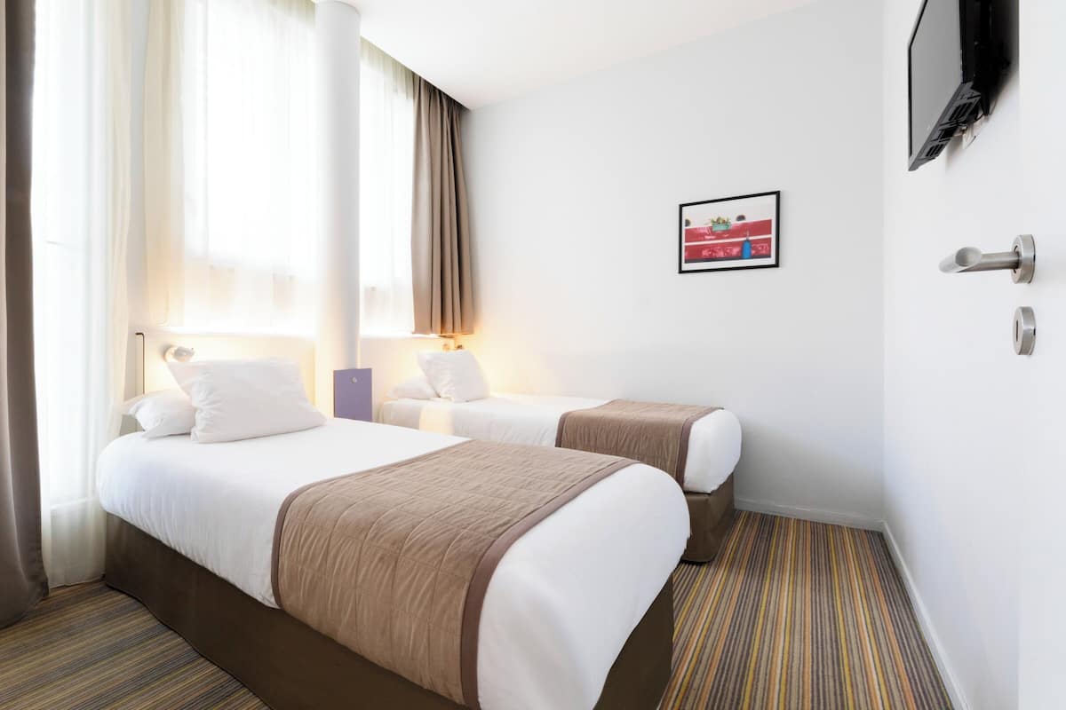 Apartment (Twin beds) | Peti besi dalam bilik, meja, ruang kerja komputer riba 