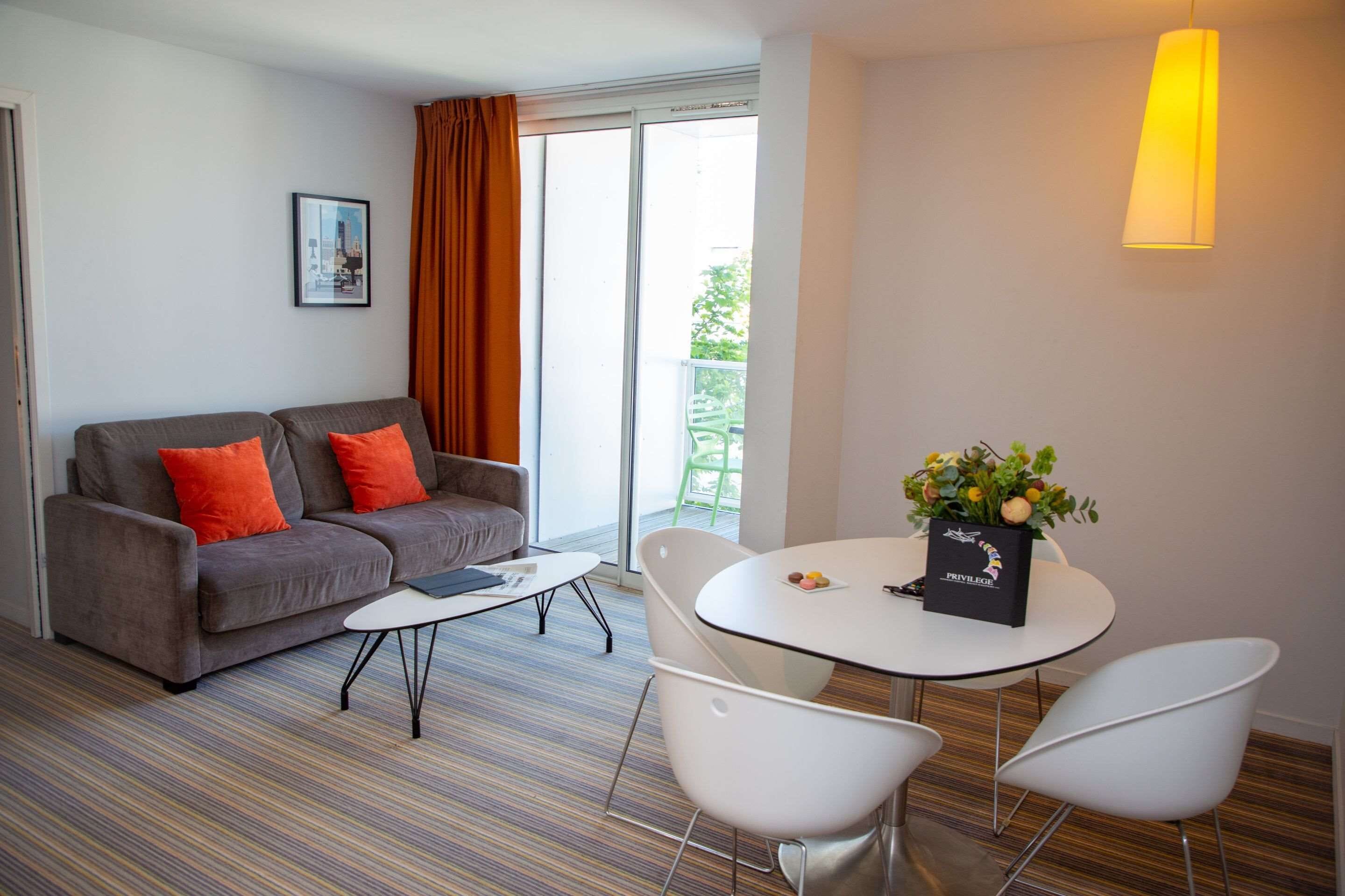 Coffres-forts dans les chambres, ameublement personnalisé, bureau