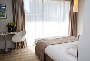 スタジオ | セーフティボックス (室内)、客室ごとに異なるインテリア、デスク、遮光カーテン