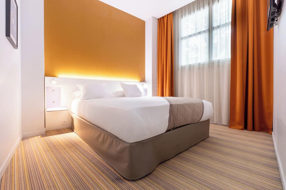 Apartment | Peti besi dalam bilik, meja, ruang kerja komputer riba 
