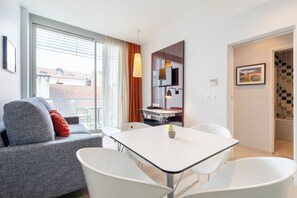 Apartment, 1 Doppelbett und Schlafsofa | Wohnbereich | 36-cm-Flachbildfernseher mit Satellitenempfang, Fernseher, Netflix