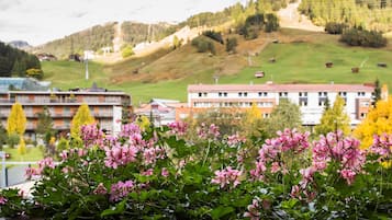 Suite Junior, balcon, vue montagne | Vue depuis le balcon