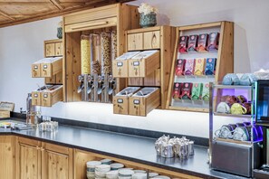 Petit déjeuner buffet servi tous les jours en supplément