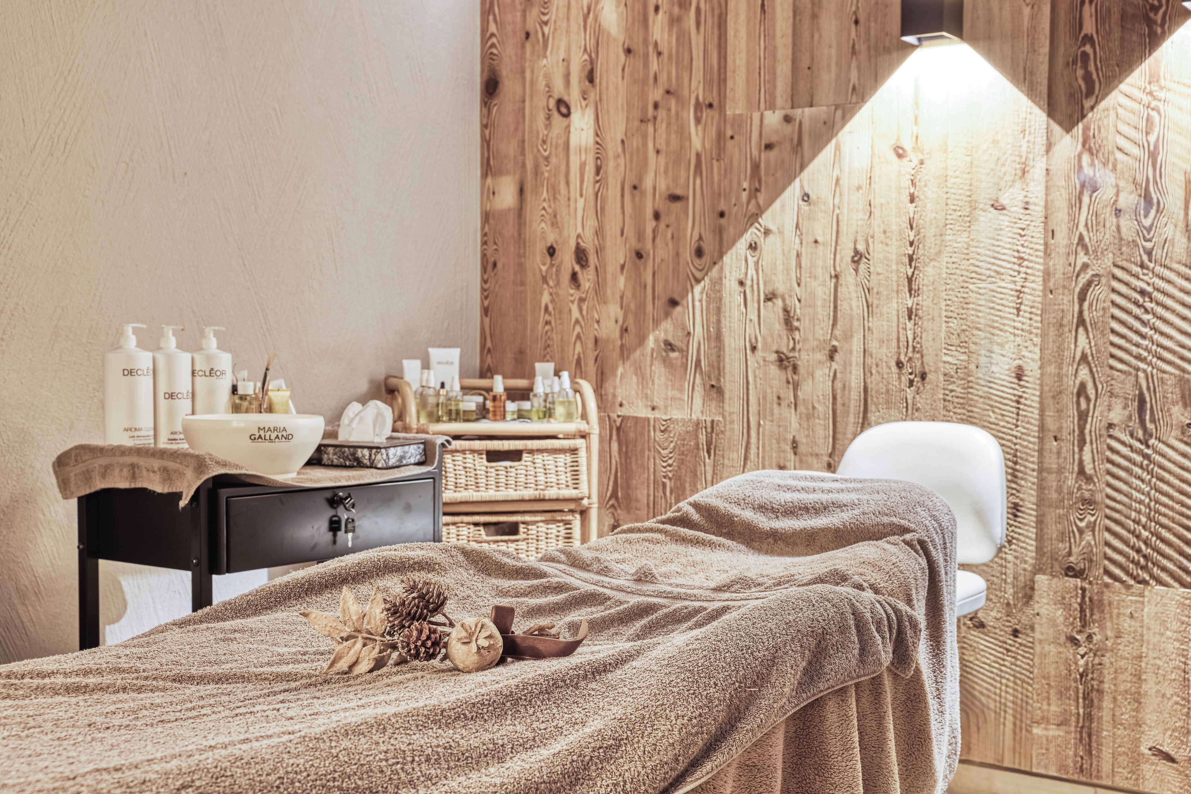 Salas de tratamiento para parejas, un sauna, una bañera de hidromasaje