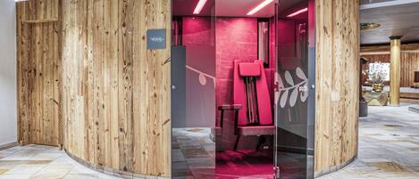 Un moderno ascensor con revestimiento de madera y un interior rojo.