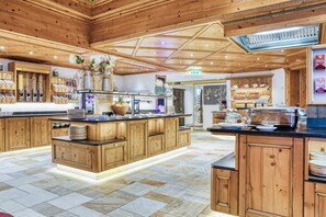 Daily buffet breakfast (EUR 25 per person) - Hotel Alte Post (Sankt Anton am Arlberg)