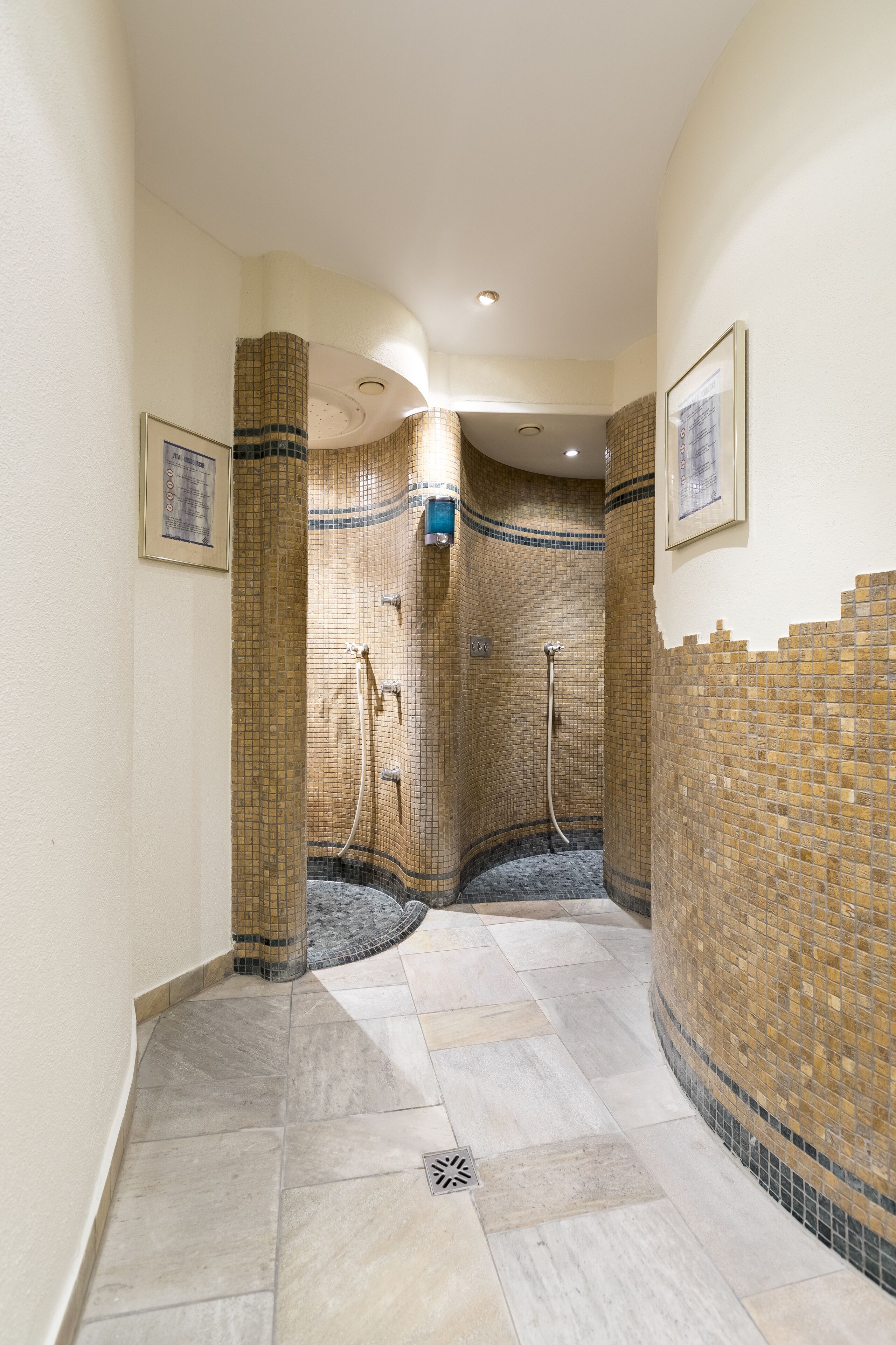 Parihoitohuone(ita), sauna, poreallas, turkkilainen sauna