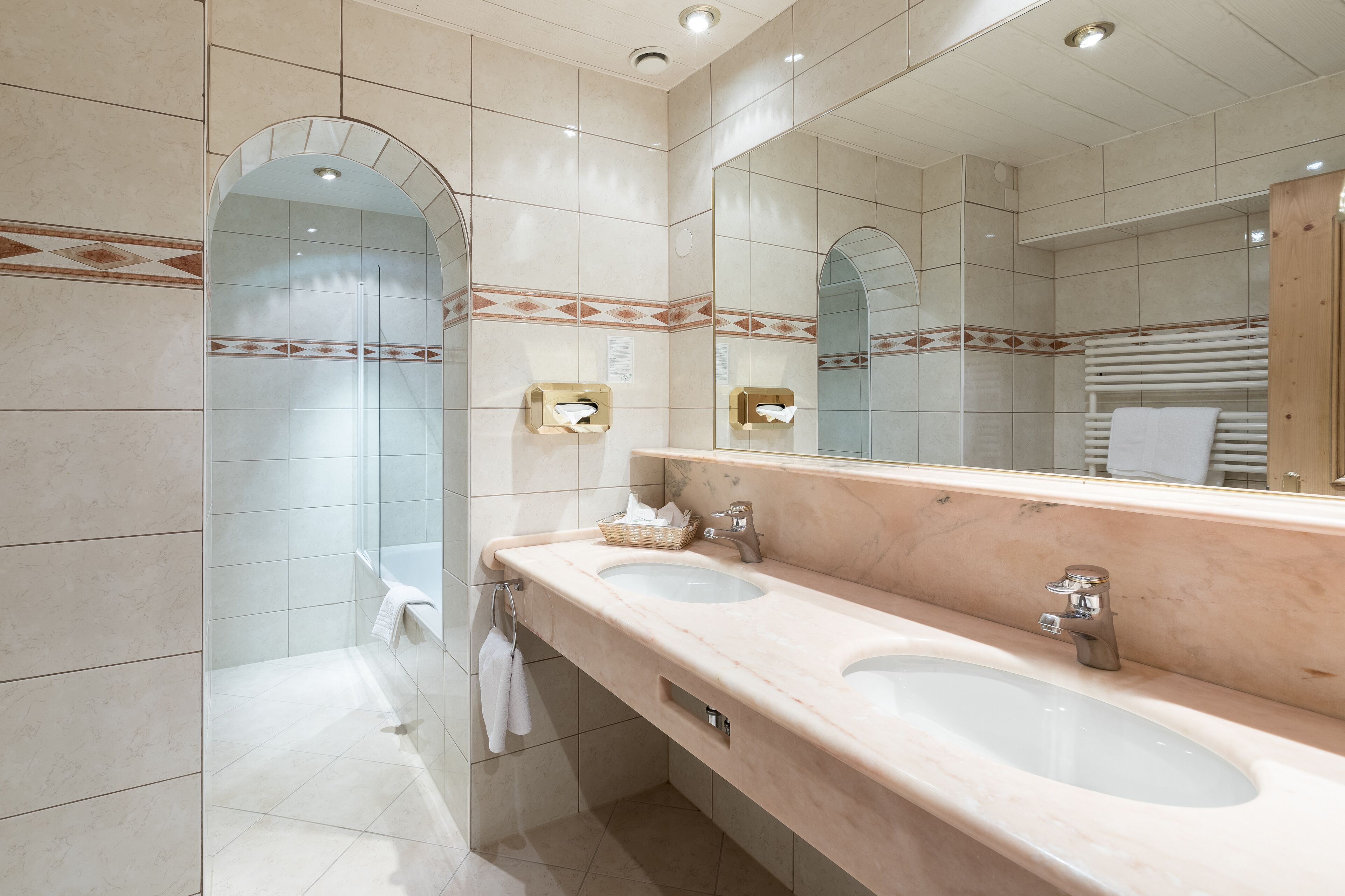 standard double room | bathroom | free toiletries, hair dryer, bathrobes, slippers
