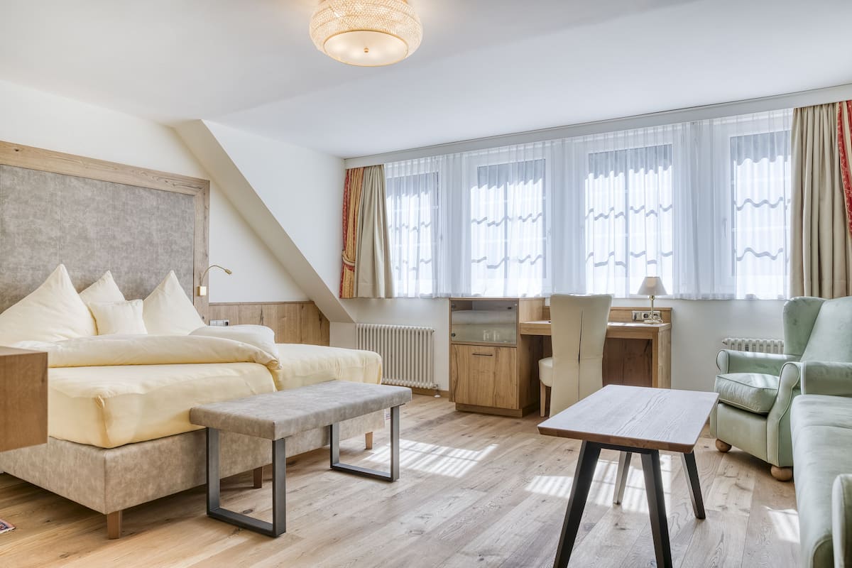 Deluxe Double Room | Hypo-allergenic bedding, down comforters, minibar, in-room safe