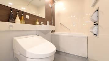 Ensemble douche/baignoire, articles de toilette gratuits, sèche-cheveux