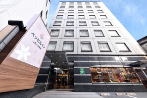 Una entrada moderna de hotel con un letrero que dice Vessel Inn.