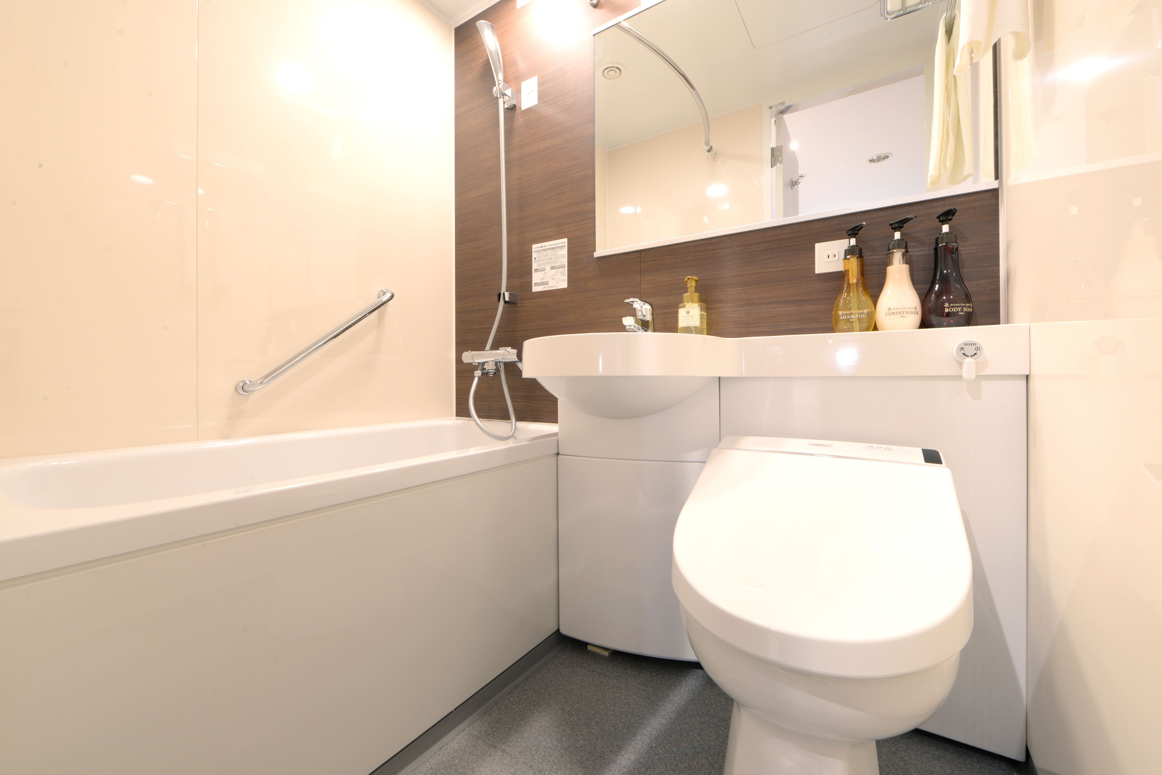 combined shower/bathtub, free toiletries, hair dryer, slippers