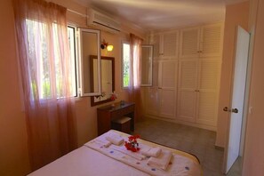 Comfort-Apartment, 2 Schlafzimmer, Meerblick | 1 Schlafzimmer, Bettwäsche aus ägyptischer Baumwolle, Zimmersafe