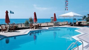 Seasonal outdoor pool, pool umbrellas, sun loungers - Glyfada Beach - Menigos Resort (Corfu)