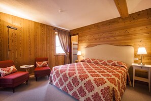 Kolmen hengen huone | Ty öpöytä, ilmainen Wi-Fi, vuodevaatteet